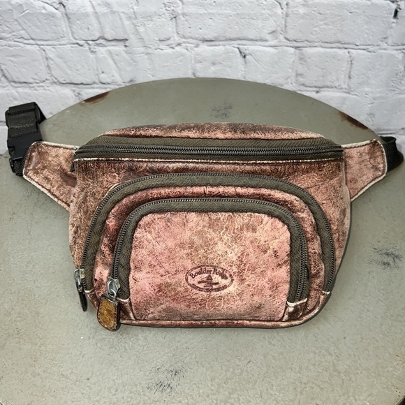 THE 80s just called and they want their MEN’s LEATHER FANNY PACK back 🤩 - Picture 1 of 4